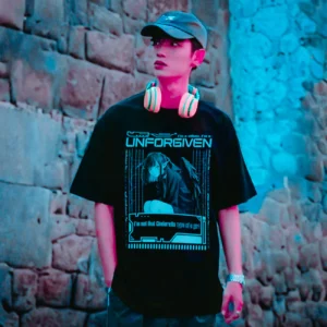 camiseta colo negro inspirada en la cancion Unforgiven de Le Ssserafim