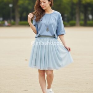 mujer con falda de tul color celeste
