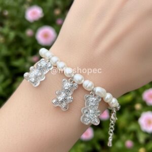 pulsera con perlas y ositos de goma en color plateado