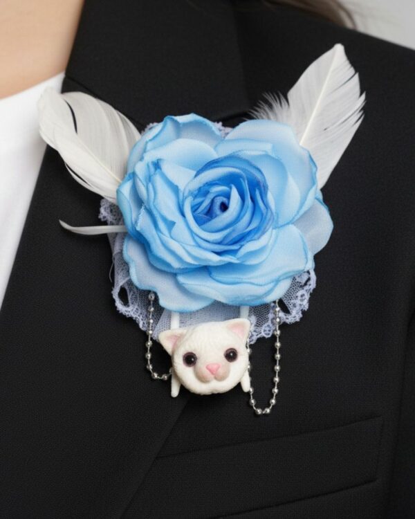 Broche kawaii NEKO ROSE azul con plumas para ropa y mochilas - Image 2